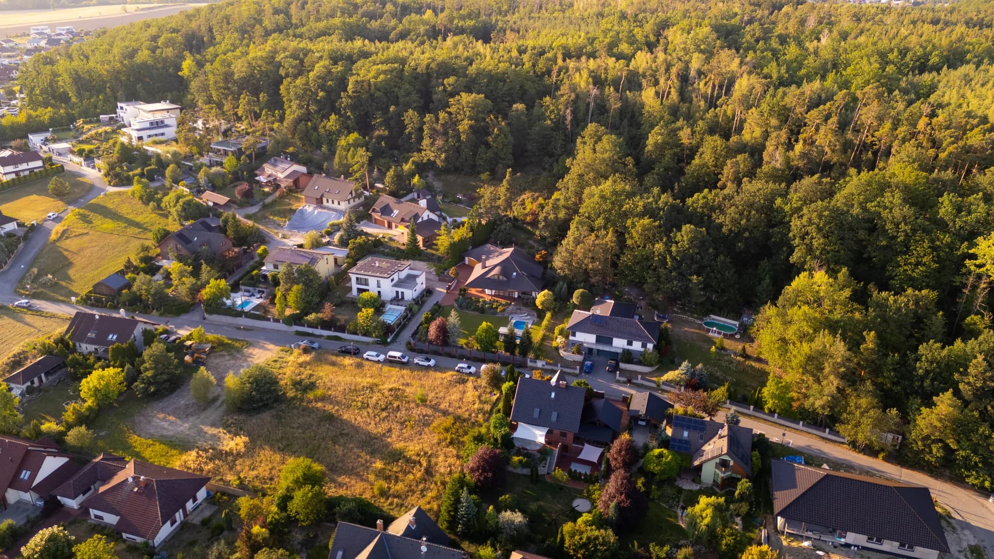 Letecký pohled na Vysokou nad Labem a okolní lesy
